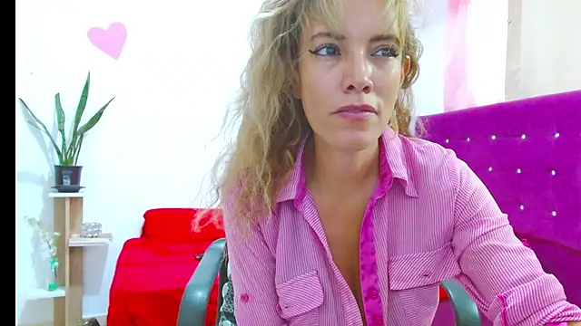 Snapshot of chantalsemenova1 chatting on 07.31.26 chantalsemenova1 online show from 07.31.26