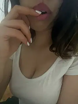 Snapshot of farah-36 chatting on 02.22.25 farah-36 online show from 02.22.25