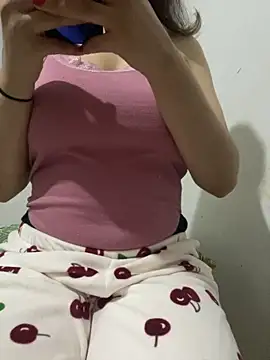 Snapshot of farah-36 chatting on 10.18.25 farah-36 online show from 10.18.25