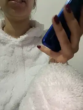 Snapshot of farah-36 chatting on 11.13.25 farah-36 online show from 11.13.25