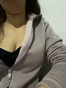 Snapshot of farah-36 chatting on 11.18.25 farah-36 online show from 11.18.25