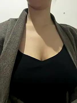 Snapshot of farah-36 chatting on 12.17.25 farah-36 online show from 12.17.25