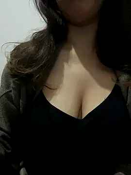 Snapshot of farah-36 chatting on 12.19.25 farah-36 online show from 12.19.25