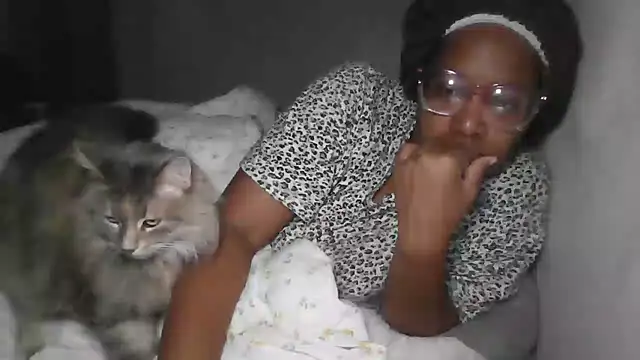 Snapshot of madamsensuale chatting on 12.10.24 madamsensuale online show from 12.10.24