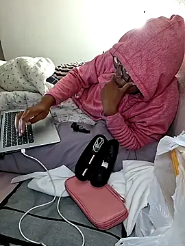 Snapshot of madamsensuale chatting on 11.17.25 madamsensuale online show from 11.17.25