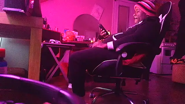 Snapshot of bigshh8 chatting on 12.04.25 bigshh8 online show from 12.04.25