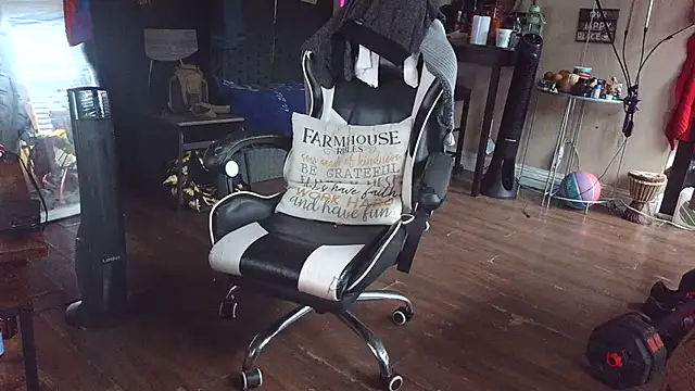 Snapshot of bigshh8 chatting on 12.13.25 bigshh8 online show from 12.13.25