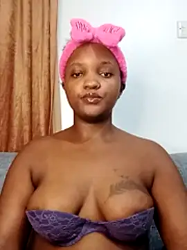 Snapshot of Ebony_butt chatting on 12.04.25 Ebony butt online show from 12.04.25