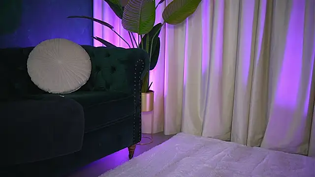 Snapshot of FoxieJullia chatting on 11.08.25 FoxieJullia online show from 11.08.25