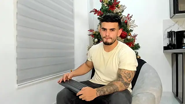 Snapshot of Ricardogo19 chatting on 11.21.25 Ricardogo19 online show from 11.21.25