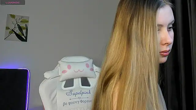 Snapshot of elliediaz chatting on 10.05.25 elliediaz online show from 10.05.25