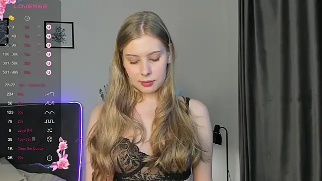 Snapshot of elliediaz chatting on 10.14.25 elliediaz online show from 10.14.25