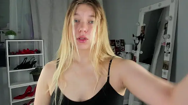 Snapshot of Rebecca_Kelly chatting on 09.24.25 Rebecca Kelly online show from 09.24.25