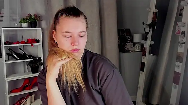 Snapshot of Rebecca_Kelly chatting on 10.04.25 Rebecca Kelly online show from 10.04.25