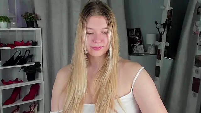 Snapshot of Rebecca_Kelly chatting on 10.18.25 Rebecca Kelly online show from 10.18.25