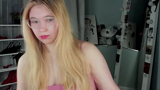 Snapshot of Rebecca_Kelly chatting on 11.20.25 Rebecca Kelly online show from 11.20.25