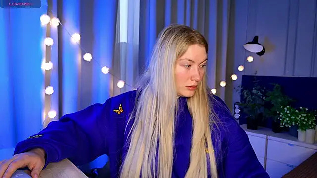 Snapshot of Liv_Fay chatting on 02.12.25 Liv Fay online show from 02.12.25
