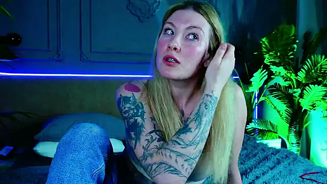 Snapshot of Liv_Fay chatting on 03.22.25 Liv Fay online show from 03.22.25