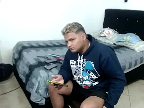 Snapshot of Boycuriousxxx chatting on 10.24.25 Boycuriousxxx online show from 10.24.25