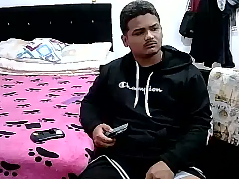 Snapshot of Boycuriousxxx chatting on 12.14.25 Boycuriousxxx online show from 12.14.25