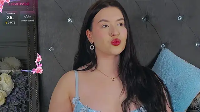 Snapshot of TrishaWinslet chatting on 01.11.25 TrishaWinslet online show from 01.11.25