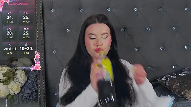 Snapshot of TrishaWinslet chatting on 01.11.25 TrishaWinslet online show from 01.11.25