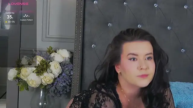 Snapshot of TrishaWinslet chatting on 02.07.25 TrishaWinslet online show from 02.07.25