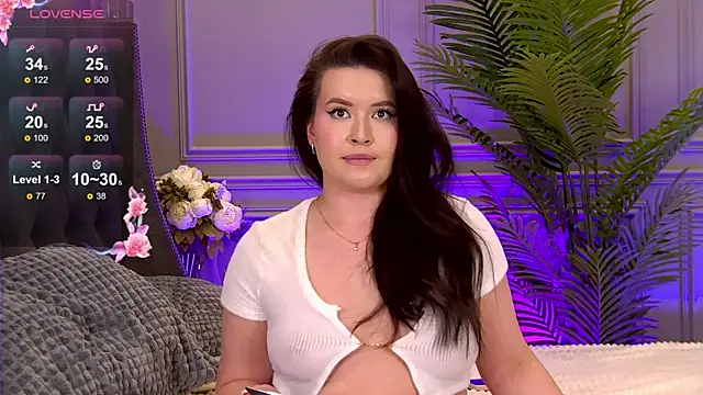 Snapshot of TrishaWinslet chatting on 02.19.25 TrishaWinslet online show from 02.19.25