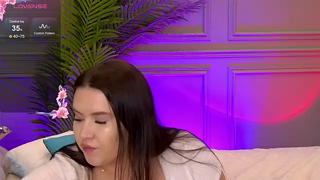 Snapshot of TrishaWinslet chatting on 03.11.25 TrishaWinslet online show from 03.11.25