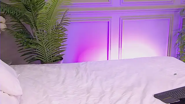 Snapshot of TrishaWinslet chatting on 11.18.25 TrishaWinslet online show from 11.18.25