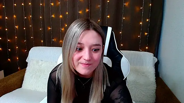 Snapshot of JessRosen chatting on 01.10.25 JessRosen online show from 01.10.25