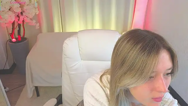 Snapshot of JessRosen chatting on 10.14.25 JessRosen online show from 10.14.25