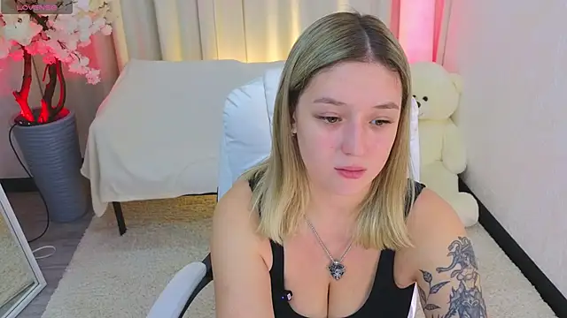 Snapshot of JessRosen chatting on 11.27.25 JessRosen online show from 11.27.25