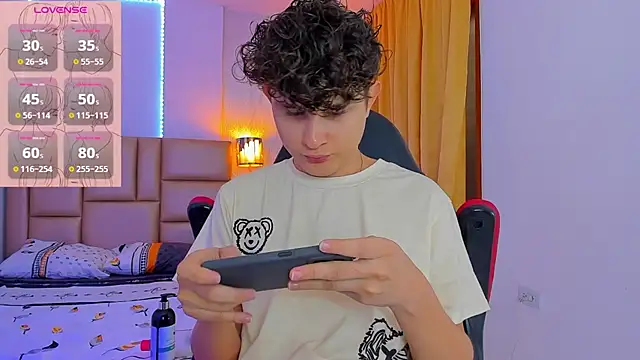 Snapshot of Nathan_Bluee chatting on 02.13.25 Nathan Bluee online show from 02.13.25