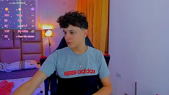 Snapshot of Nathan_Bluee chatting on 02.19.25 Nathan Bluee online show from 02.19.25