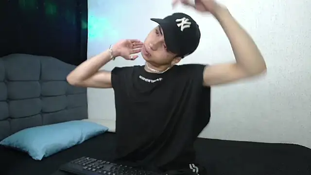 sexybat twink online show from 01.23.25