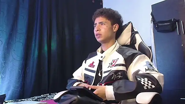 sexybat twink online show from 12.04.25