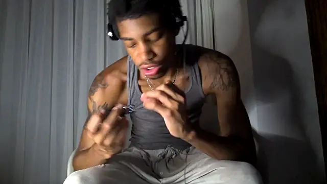 Snapshot of Skinnyblackman chatting on 09.10.25 Skinnyblackman online show from 09.10.25