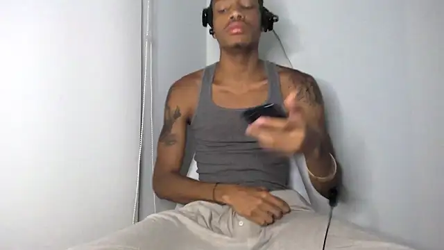 Snapshot of Skinnyblackman chatting on 10.01.25 Skinnyblackman online show from 10.01.25