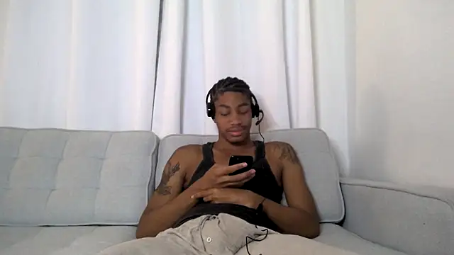 Snapshot of Skinnyblackman chatting on 10.03.25 Skinnyblackman online show from 10.03.25