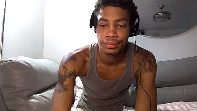 Snapshot of Skinnyblackman chatting on 10.13.25 Skinnyblackman online show from 10.13.25