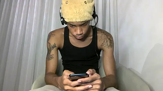 Snapshot of Skinnyblackman chatting on 10.29.25 Skinnyblackman online show from 10.29.25