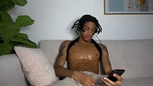 Snapshot of Skinnyblackman chatting on 12.04.25 Skinnyblackman online show from 12.04.25