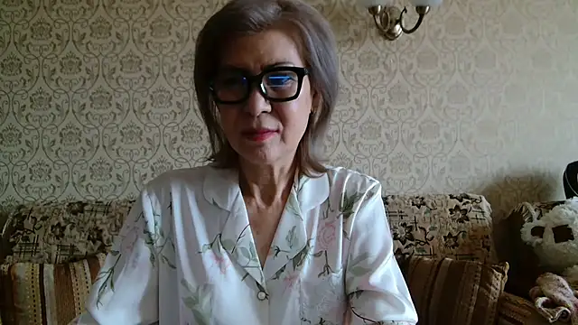 Snapshot of Elegant00Lady chatting on 10.28.25 Elegant00Lady online show from 10.28.25