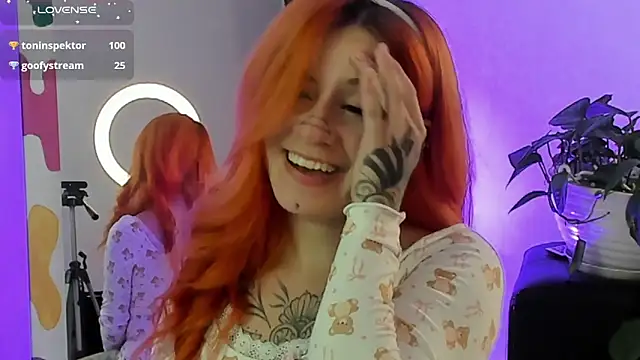 Snapshot of Daarlene chatting on 03.23.25 Daarlene online show from 03.23.25