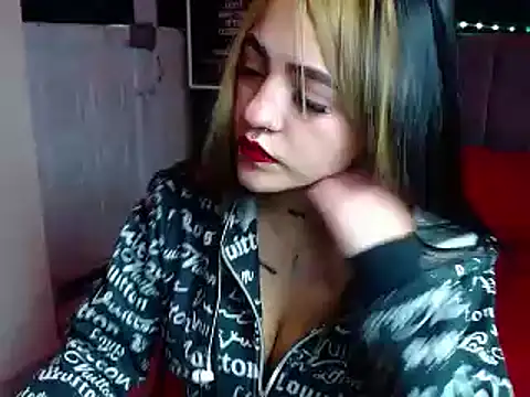 Snapshot of Violettasquirt chatting on 01.24.25 Violettasquirt online show from 01.24.25