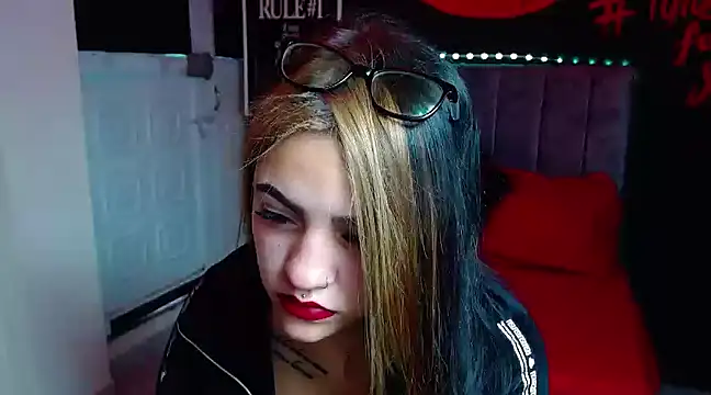 Snapshot of Violettasquirt chatting on 01.25.25 Violettasquirt online show from 01.25.25