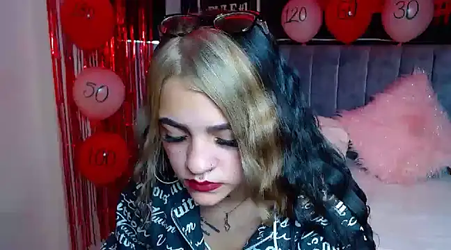 Snapshot of Violettasquirt chatting on 02.05.25 Violettasquirt online show from 02.05.25