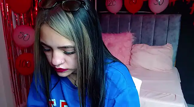 Snapshot of Violettasquirt chatting on 02.13.25 Violettasquirt online show from 02.13.25