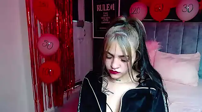 Snapshot of Violettasquirt chatting on 02.14.25 Violettasquirt online show from 02.14.25